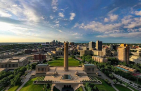 2 Bedroom Downtown Kansas City APT w/ all the amenities